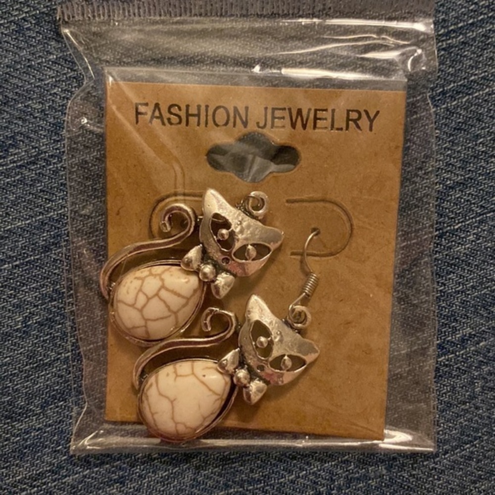 𝅺CAT Howlite Earrings, white color